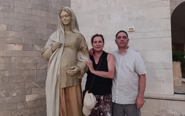 Patxi Antón y Mati Sanz, junto a una estatua de la Virgen. Crédito: Cedida por la familia Antón.