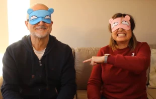 Dos de los protagonistas de una campaña por matrimonio de la Archidiócesis de Oviedo. Crédito: Archidiócesis de Oviedo.