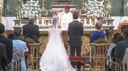 Católicos no pueden apoyar aborto y casarse por la Iglesia, alerta sacerdote