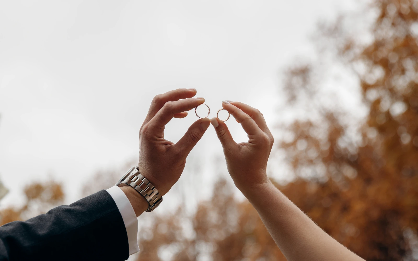 Imagen referencial de novios católicos sosteniendo sus aros de matrimonio.?w=200&h=150