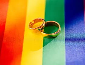 Sacerdote se disculpa por bendición a pareja de lesbianas en Estados Unidos y acepta que infringió pautas de la Iglesia