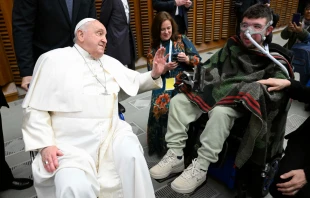 Giacomo Mattivi saluda al Papa Francisco durante el Jubileo de la Comunicación en Roma Crédito: Vatican Media