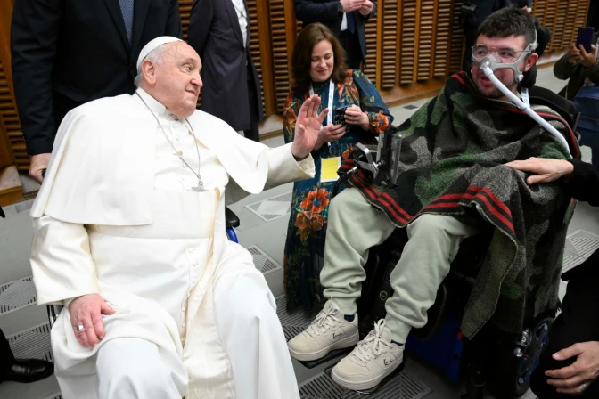 Giacomo Mattivi saluda al Papa Francisco durante el Jubileo de la Comunicación en Roma