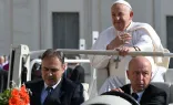 El Papa Francisco saluda a los fieles desde el papamóvil acompañado de Daniele Cherubini (izquierda)