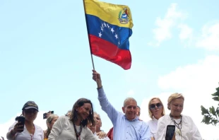 MCM y Edmundo González Urrutia, líderes de la oposición, durante una protesta en Caracas después de las elecciones. Crédito: Vente Venezuela.