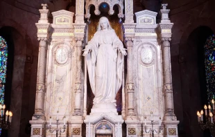 Imagen de la Medalla Milagrosa en la Basílica Santuario en Filadelfia. Crédito: The Basilica Shrine of Our Lady of the Miraculous Medal