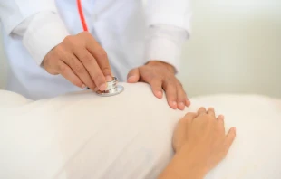 Chequeo médico a mujer embarazada. Crédito: Shutterstock