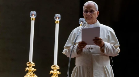 El Papa León XIV pronuncia su meditación durante la vigilia de oración.