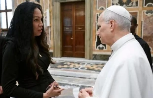 Megan Garcia, una joven madre cuyo hijo se suicidó después de consultar con un “chatbot” de IA, se reúne con el Papa León XIV en el Vaticano. Crédito: Megan Garcia / Megan Garcia.