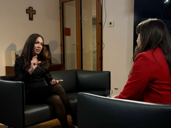 Courtney Mares, periodista de EWTN News, habla con Megan Garcia en Roma. Crédito: EWTN News.