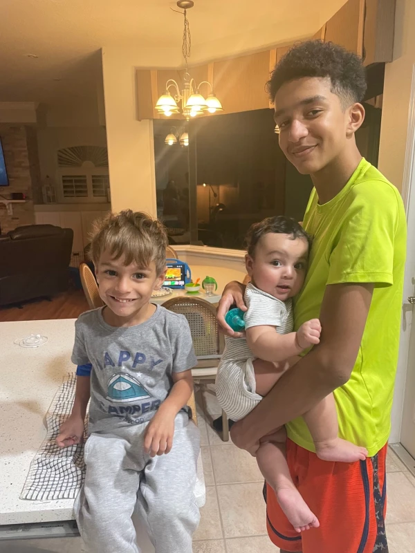 Sewell Setzer III (derecha) posa con miembros de su familia en casa. Crédito: Megan Garcia.