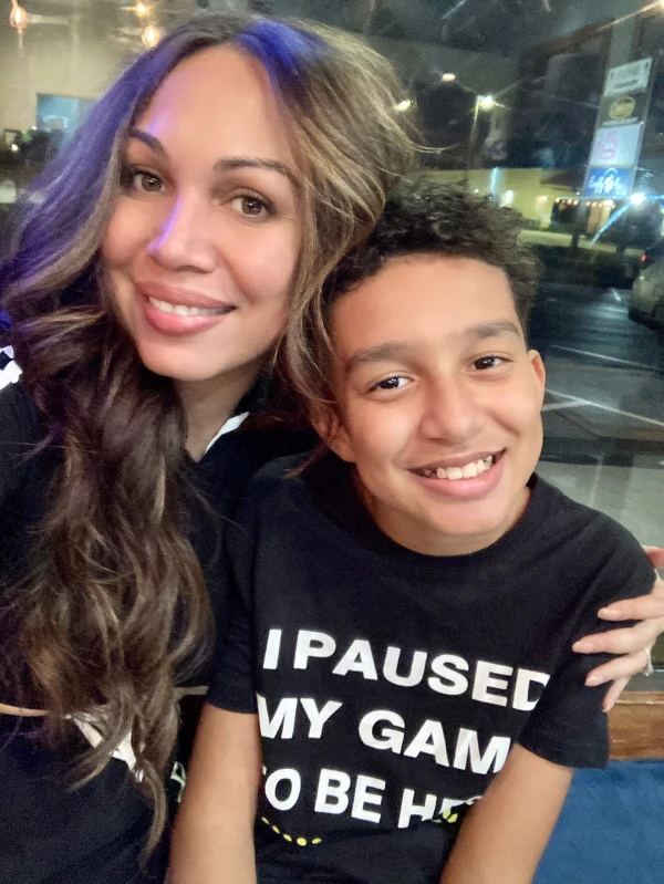 Sewell Setzer III posa con su madre, Megan Garcia. Crédito: Megan Garcia.