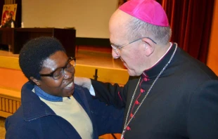 Hermana Paciencia Melgar y Mons. Carlos Osoro en el Encuentro Misionero de Ju00f3venes. Foto: OMP 