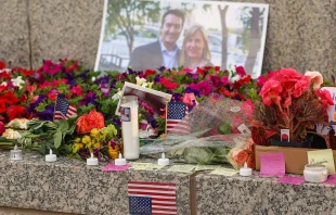 Un memorial para la representante estatal de Minnesota, Melissa Hortman, y su esposo, Mark, se observa en el edificio del Capitolio del Estado de Minnesota el 16 de junio de 2025, en St. Paul, Minnesota (Estados Unidos). Crédito: Steven Garcia/Getty Images.