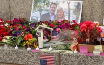 Un memorial para la representante estatal de Minnesota, Melissa Hortman, y su esposo, Mark, se observa en el edificio del Capitolio del Estado de Minnesota el 16 de junio de 2025, en St. Paul, Minnesota (Estados Unidos).