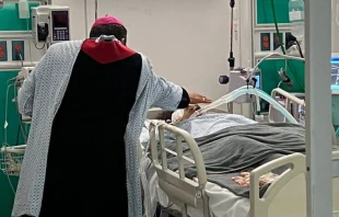 Mons. Faustino Armendu00e1riz Jimu00e9nez, Arzobispo de Durango, llevando la unciu00f3n de los enfermos. Cru00e9dito: Arquidiu00f3cesis de Durango 