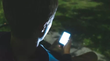 Menor de edad con teléfono móvil