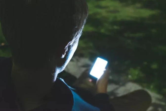 Menor de edad con teléfono móvil