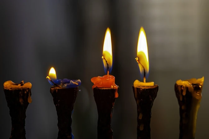 Imagen referencial. Velas, menorá, januká.