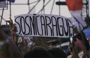 Mensaje con el lema "SOS Nicaragua", levantado en manos durante la Jornada Mundial de la Juventud (JMJ) Panamá 2019. Crédito: David Ramos / ACI Prensa.