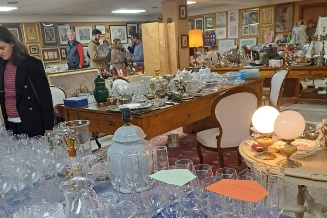 Mercadillo solidario ayuda al formación de seminaristas y religiosos.