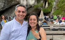 Pareja de mexicanos se comprometió en el Santuario de Lourdes.