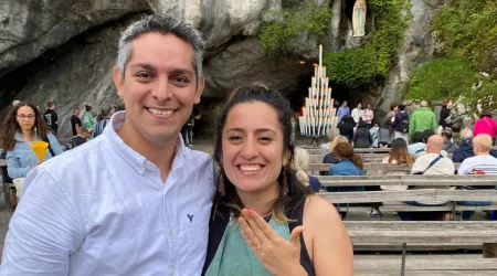 Pareja de mexicanos se comprometió en el Santuario de Lourdes, en Francia