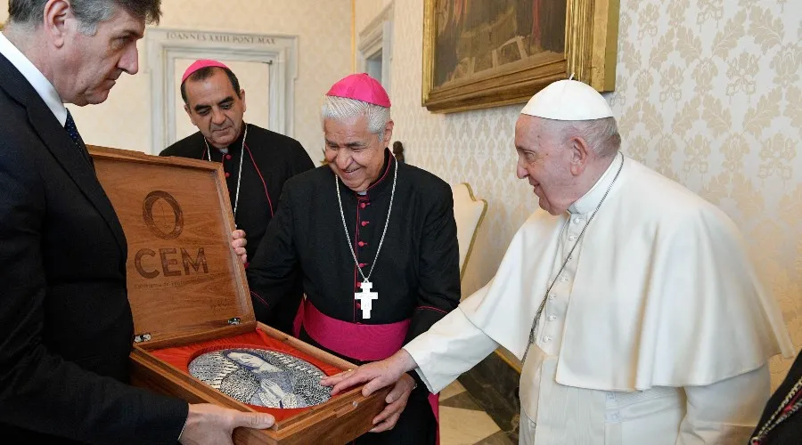 Obispos de México entregan regalo al Papa Francisco. Crédito: Vatican Media?w=200&h=150