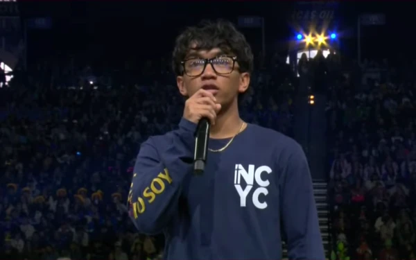 Micah Alcisto, de Honolulu, le hace una pregunta al Papa León XIV el 21 de noviembre de 2025 en el Centro Nacional de la Juventud Cristiana (NCYC) de Indianápolis. Crédito: Captura de pantalla del YouTube de EWTN