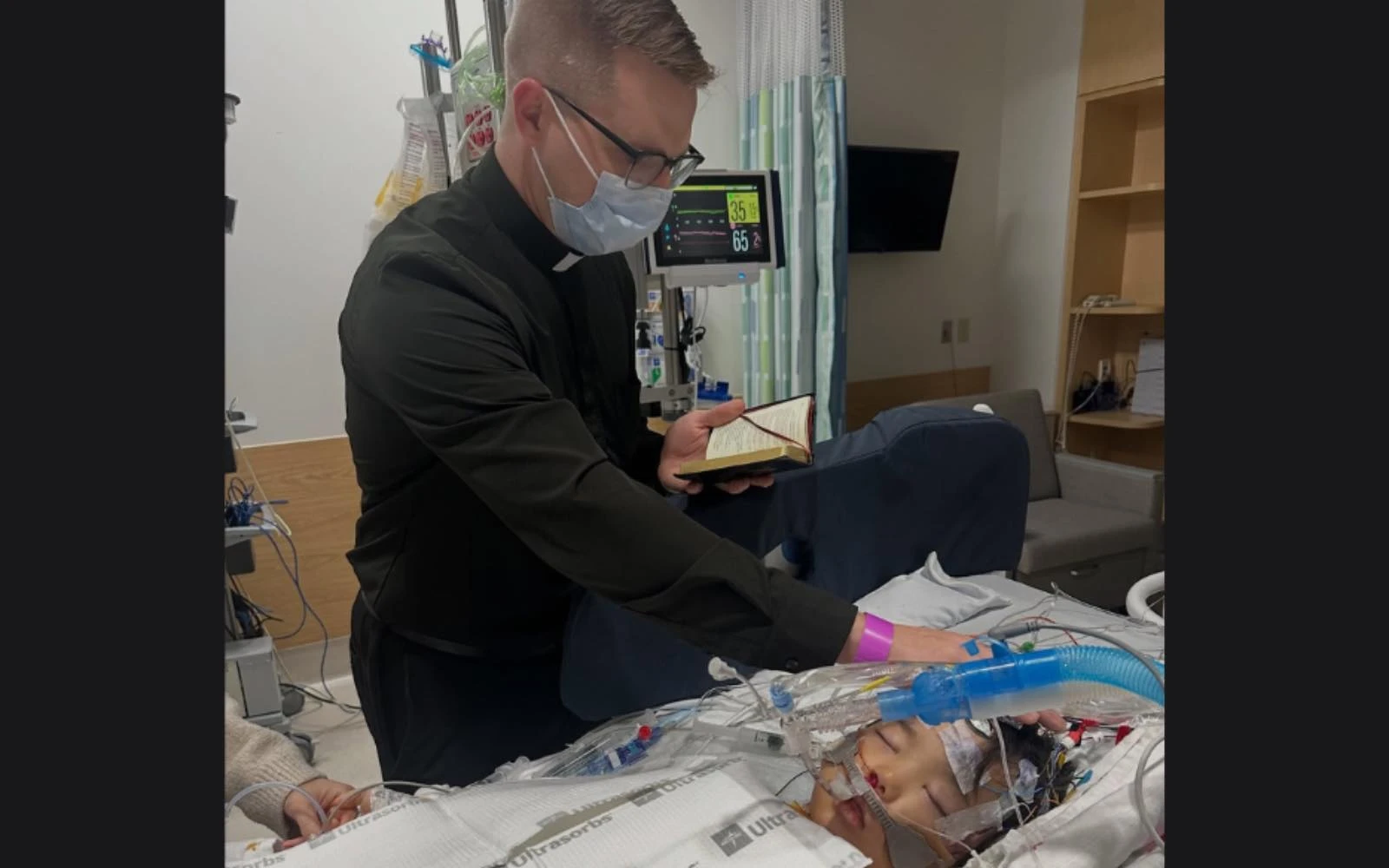 Micah Kim, de 5 años, hijo del popular conferencista católico Paul Kim, recibe la unción de un sacerdote el 26 de diciembre de 2025.?w=200&h=150