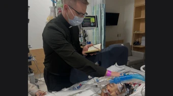 Micah Kim, de 5 años, hijo del popular conferencista católico Paul Kim, recibe la unción de un sacerdote el 26 de diciembre de 2025.