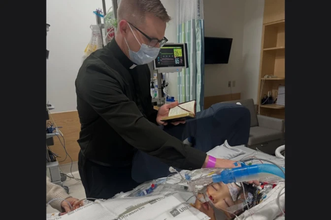 Micah Kim, de 5 años, hijo del popular conferencista católico Paul Kim, recibe la unción de un sacerdote