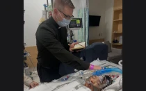 Micah Kim, de 5 años, hijo del popular conferencista católico Paul Kim, recibe la unción de un sacerdote el 26 de diciembre de 2025.