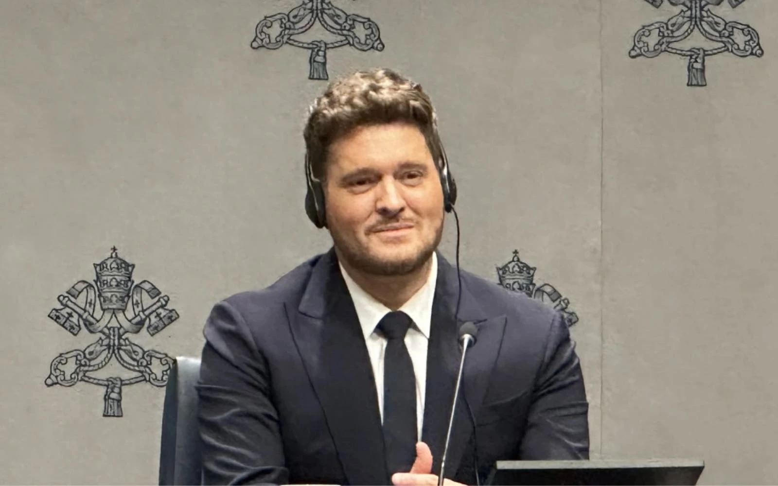 Michael Bublé habló en el Vaticano el 5 de diciembre de 2025 sobre cómo se prepara para cantar el “Ave María” para el Papa León en el concierto de Navidad para los pobres en el Vaticano. Crédito: Courtney Mares/CNA.