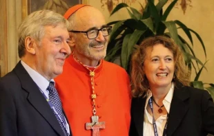 El Cardenal Michael Czerny, fotografiado con Gerald O'Connell de la revista 'America' y su esposa Elizabeth Pique, el 5 de octubre de 2019. Crédito: Edward Pentin.