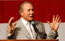 El estratega republicano Michael Reagan habla en un mitin para impulsar la participación electoral (“get-out-the-vote”) a favor de la candidata republicana al Senado de Estados Unidos Sharron Angle, con la participación del senador estadounidense John McCain, en el Orleans, el viernes 29 de octubre de 2010, en Las Vegas.