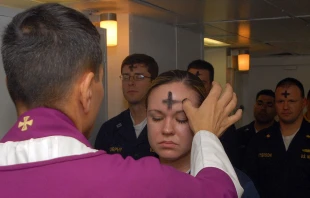 Miembros de la marina de Estados Unidos reciben la ceniza. Crédito: Foto de la U.S. Navy tomada por el especialista de tercera clase Brian May / Dominio público.