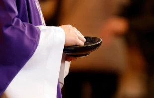 Sacerdote que impondrá las cenizas. Crédito: Shutterstock