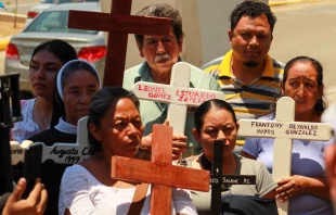 Durante la reunión, se manifestaron por un accidente del 2021 en el que fallecieron 57 personas migrantes, la mayoría guatemaltecos. Crédito: Arquidiócesis de Tuxtla