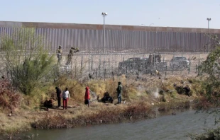 Migrantes en la frontera entre México y Estados Unidos Crédito: Casa del Migrante en Juárez A.C.