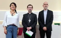 Melania Flores, peruana residente en Madrid; el Cardenal José Cobo; y el sacerdote dominico Xabier Gómez.