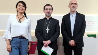Melania Flores, peruana residente en Madrid; el Cardenal José Cobo; y el sacerdote dominico Xabier Gómez.
