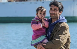 Imagen referencial de un migrante con su hija. Crédito: Conferencia Episcopal Española.