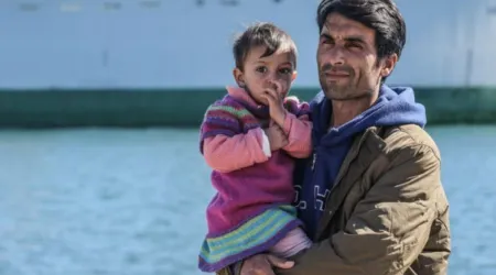 Imagen referencial de un migrante con su hija.