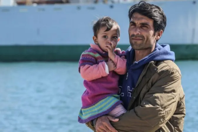 Imagen referencial de un migrante con su hija.