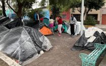 Migrantes viviendo en un parque al norte de la Ciudad de México.