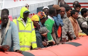 Migrantes africanos rescatados en un barco. Crédito: Cáritas Internacional.