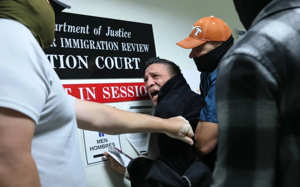 Un colombiano solicitante de asilo es detenido por agentes federales durante su audiencia en el tribunal de inmigración del Edificio Federal Jacob K. Javits el 27 de octubre de 2025 en Nueva York.?w=200&h=150