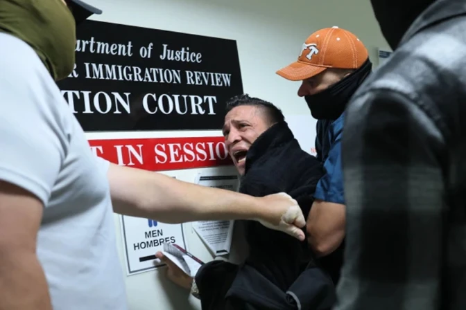 Un colombiano solicitante de asilo es detenido por agentes federales en  su audiencia en un tribunal de inmigración el 27 de octubre de 2025 en Nueva York.