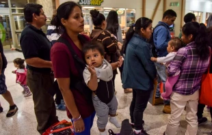 Después de recibir asistencia del Centro de Respiro Humanitario RGV de Catholic Charities, las familias migrantes de México y Centroamérica que han sido liberadas en los Estados Unidos son procesadas para su transporte a varios destinos en todo Estados Unidos desde la Terminal de Autobuses de la Estación Central el 19 de junio de 2018, en McAllen, Texas. Crédito: Jahi Chikwendiu/The Washington Post vía Getty Images.